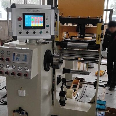 Automatische Foliewikkelmachine voor transformatoren met spanningsregeling, koudlassen en 4-klauwplaatspanner